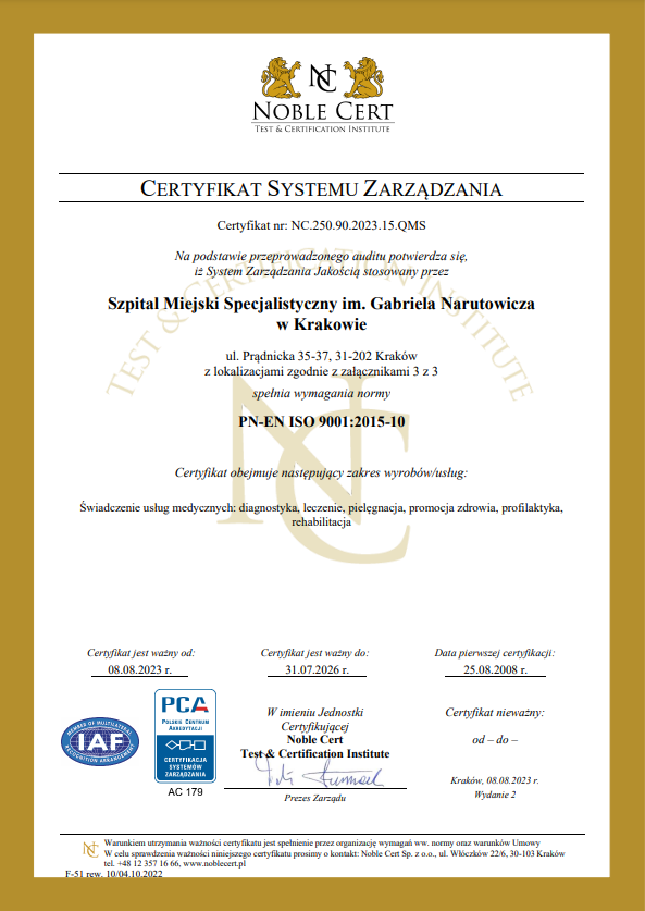 Na zdjęciu znajduje się informacja o przyznaniu certyfikatu zaświadczającym, że System Zarządzania Jakością wdrożony przez Szpital Miejski Specjalistyczny im. Gabriela Narutowicza w Krakowie jest zgodny z Normą ISO 9001:2015.